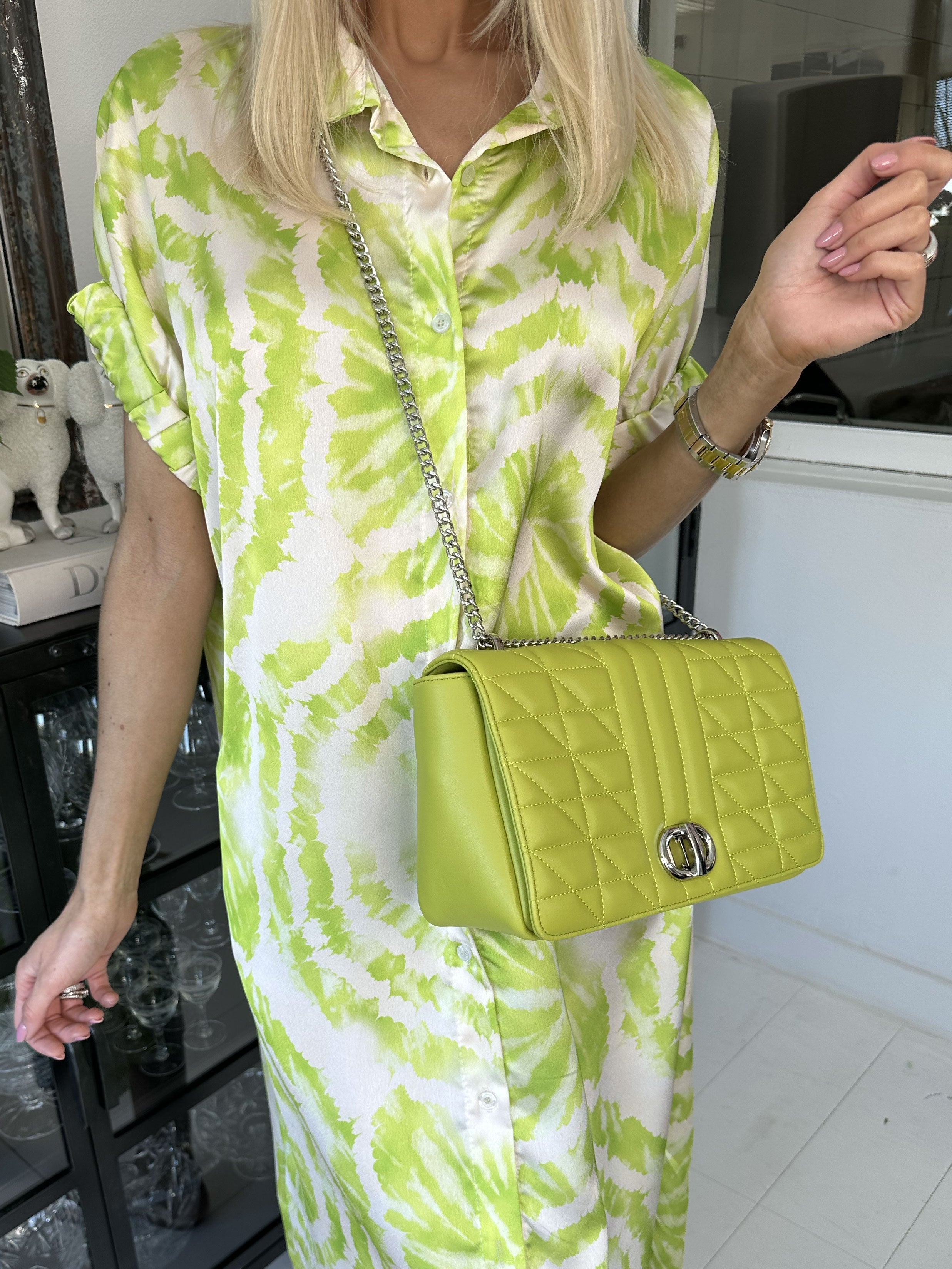 Erin - Skjortklänning med knappar och batikmönster - Black